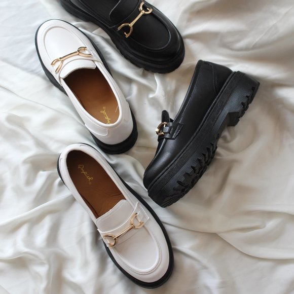 🚨FEW PAIRS LEFT// Chain detail White Platform Loafer - Picture 5 of 11